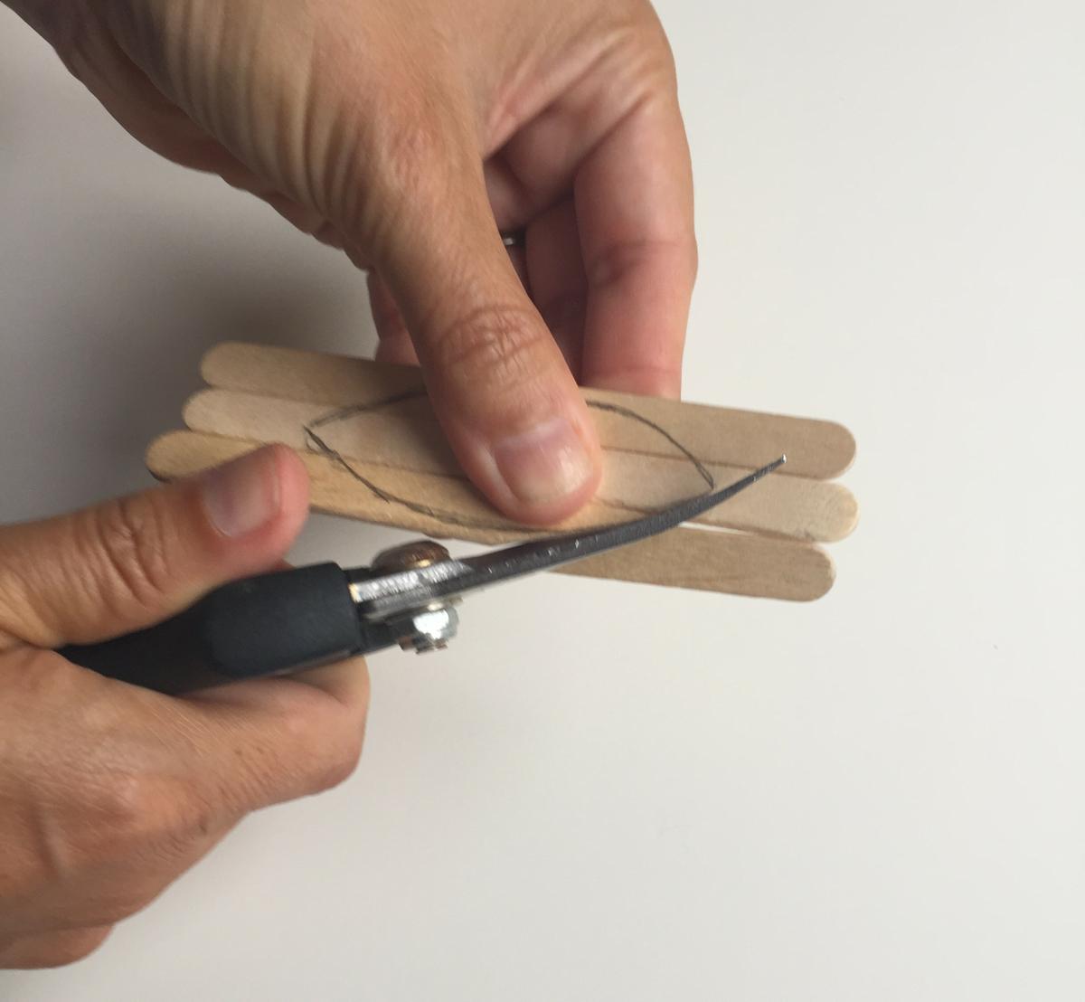 cortamos la silueta con unas tijeras de poda curvas