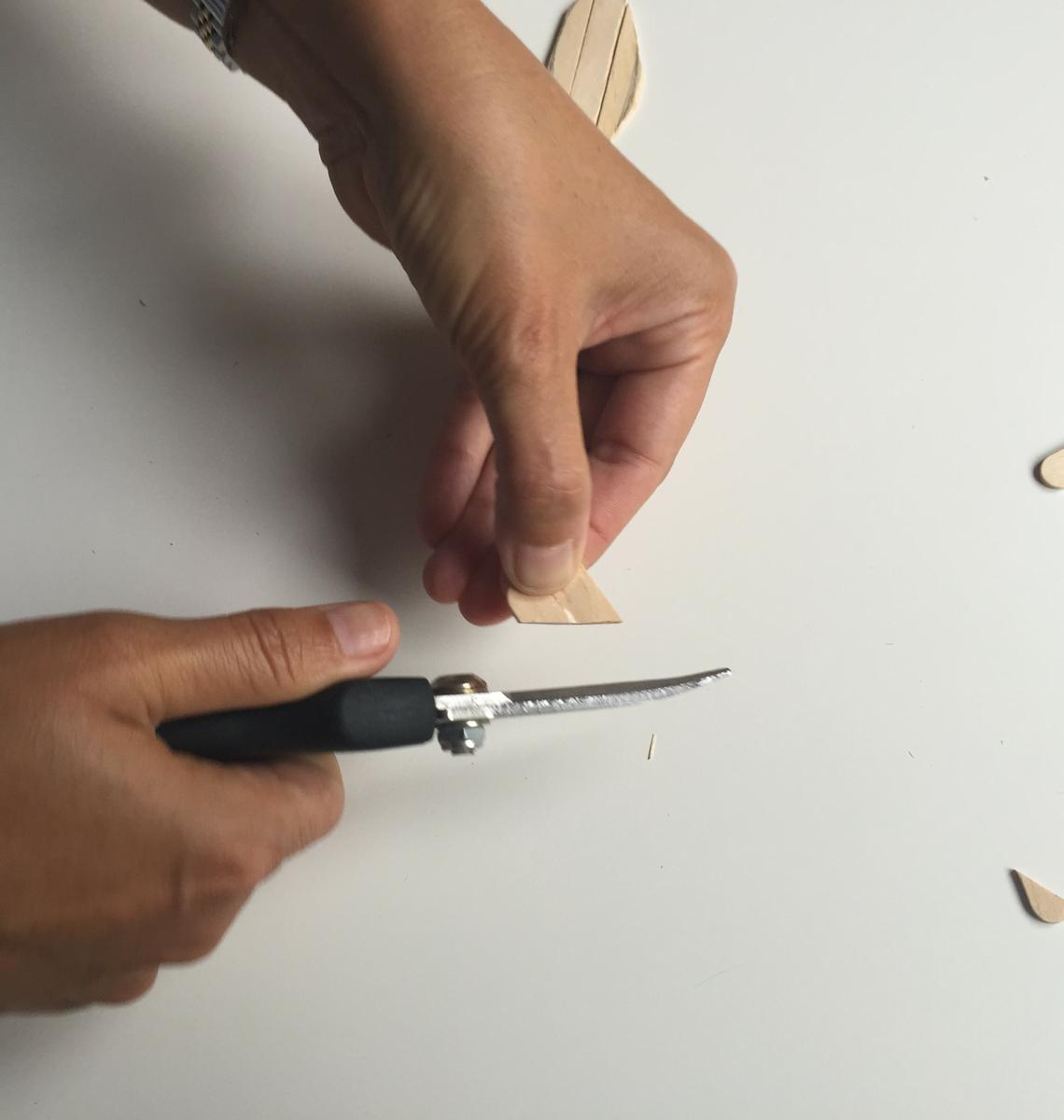 con los bores circulares de dos palos juntos hacemos la cola con forma de corazón