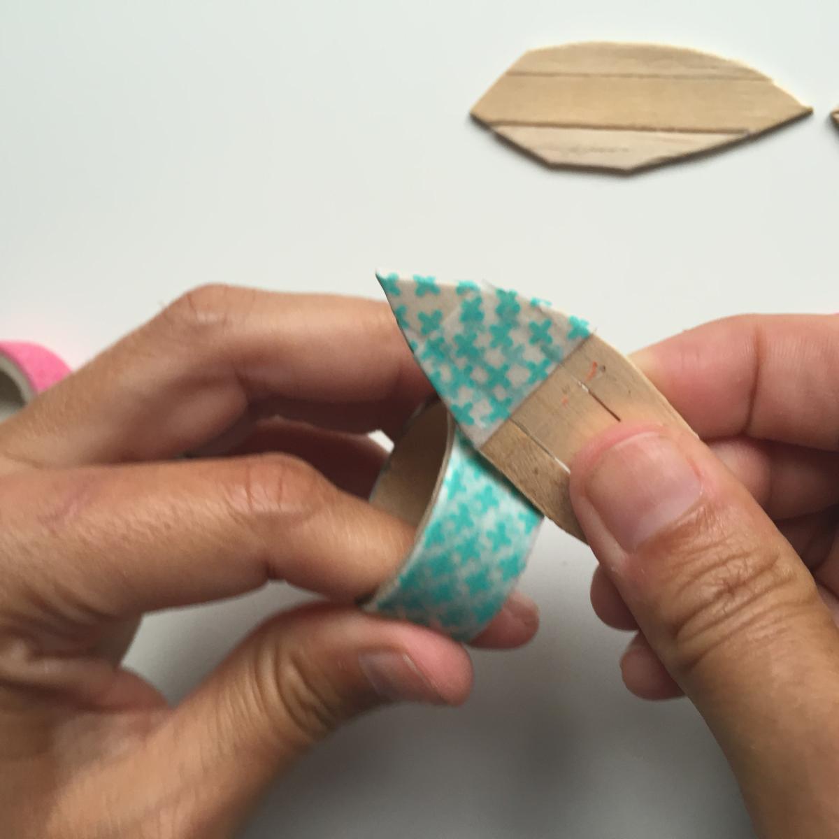 Decoramos con Washi Tape de un color la cabeza