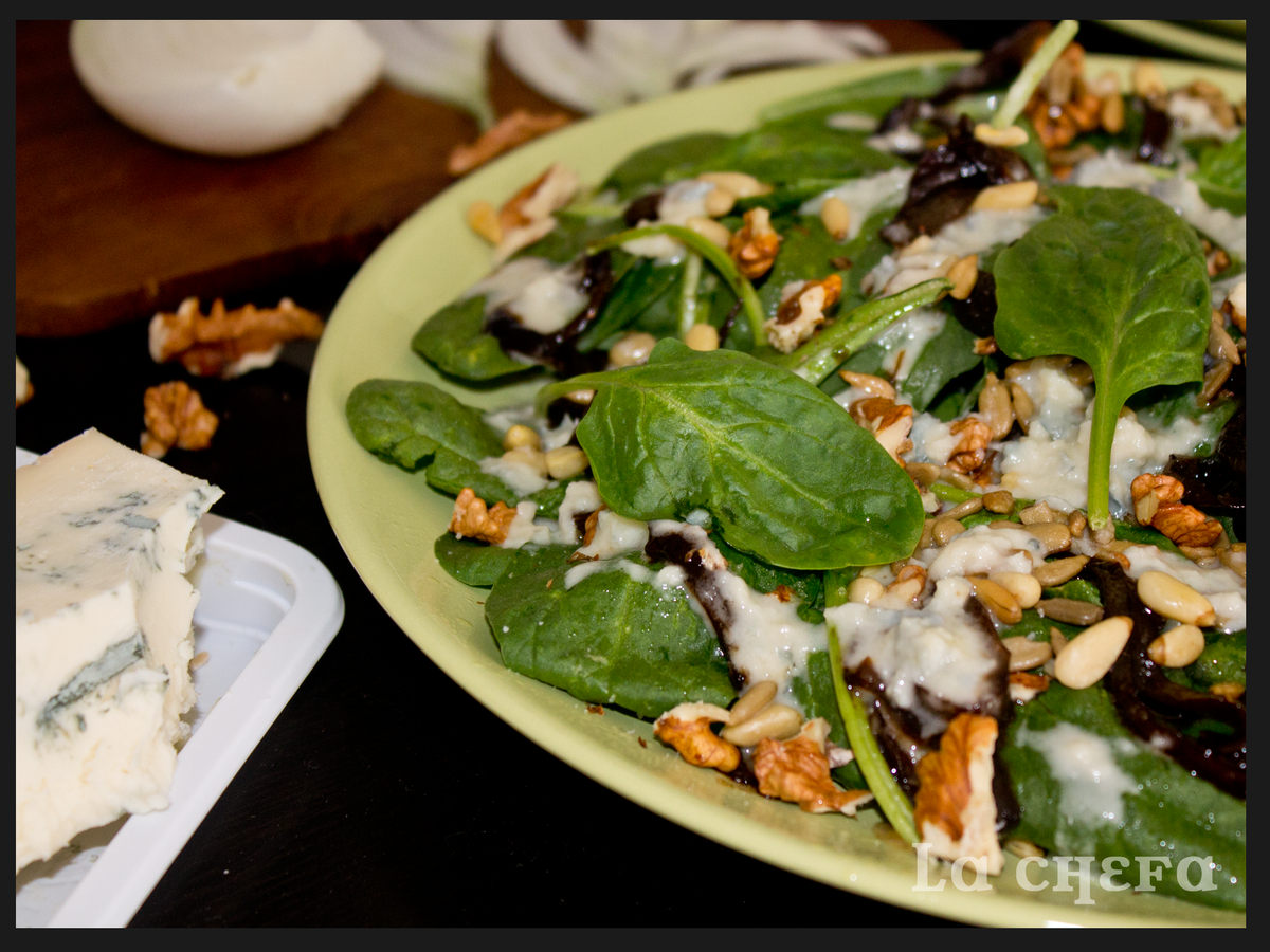 ensalada-espinacas-y-frutos-secos-con-salsa-gorgonzola2