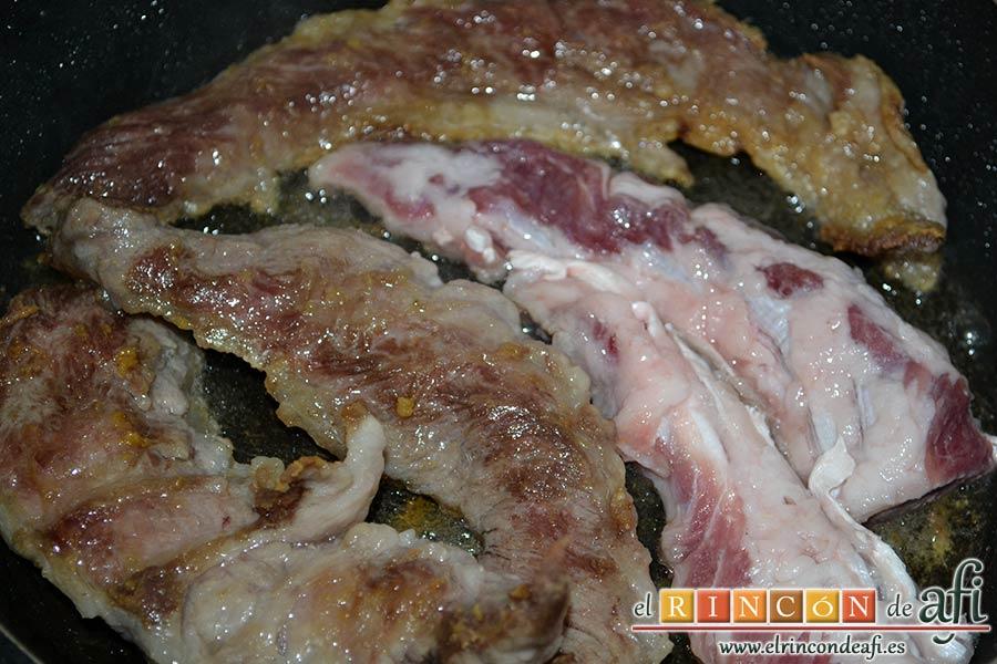 Lagarto de cerdo ibérico a la plancha con berenjenas con miel de caña y papas fritas, dorar bien por ambos lados
