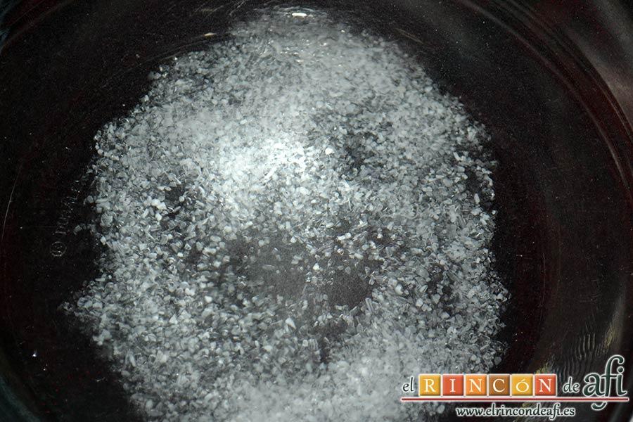 Lagarto de cerdo ibérico a la plancha con berenjenas con miel de caña y papas fritas, preparar la noche anterior una salmuera con agua y sal