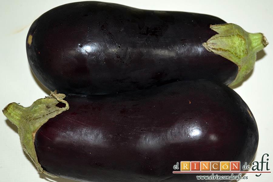 Lagarto de cerdo ibérico a la plancha con berenjenas con miel de caña y papas fritas, lavar bien las berenjenas