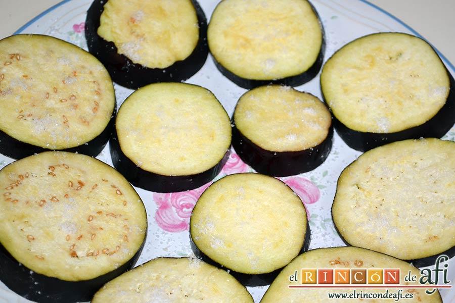 Lagarto de cerdo ibérico a la plancha con berenjenas con miel de caña y papas fritas, cortarlas en rodajas y salarlas