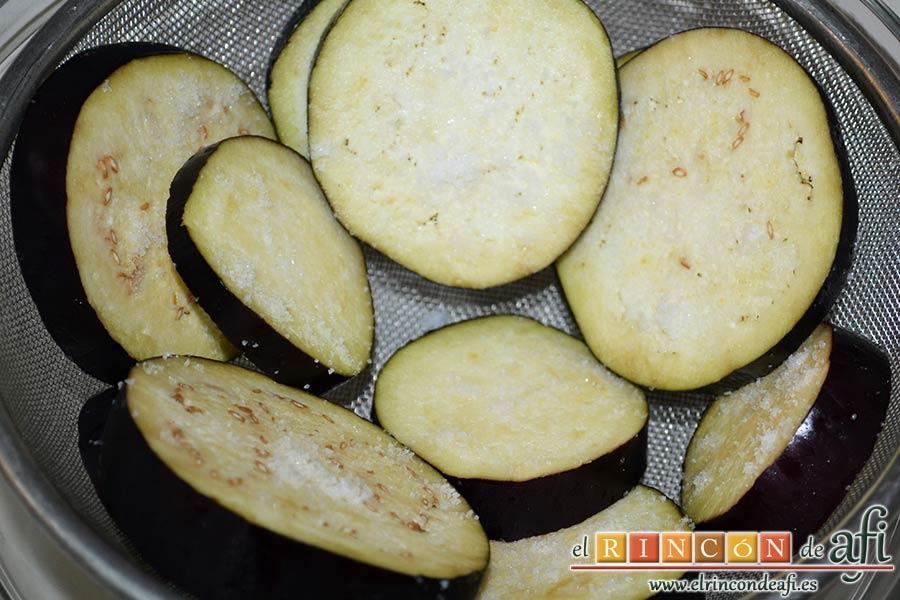 Lagarto de cerdo ibérico a la plancha con berenjenas con miel de caña y papas fritas, ponerlas en un colador para que suelten el exceso de líquido y amargor
