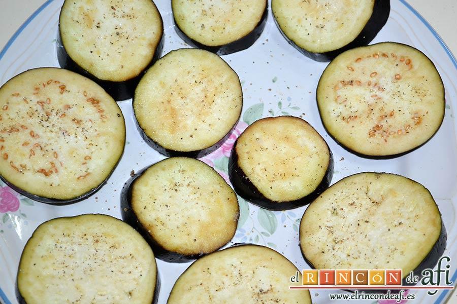 Lagarto de cerdo ibérico a la plancha con berenjenas con miel de caña y papas fritas, escurrirlas bien y ponerles pimienta por encima