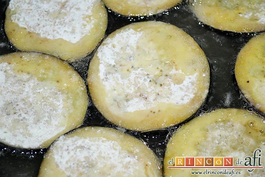 Lagarto de cerdo ibérico a la plancha con berenjenas con miel de caña y papas fritas, freír en aceite de girasol