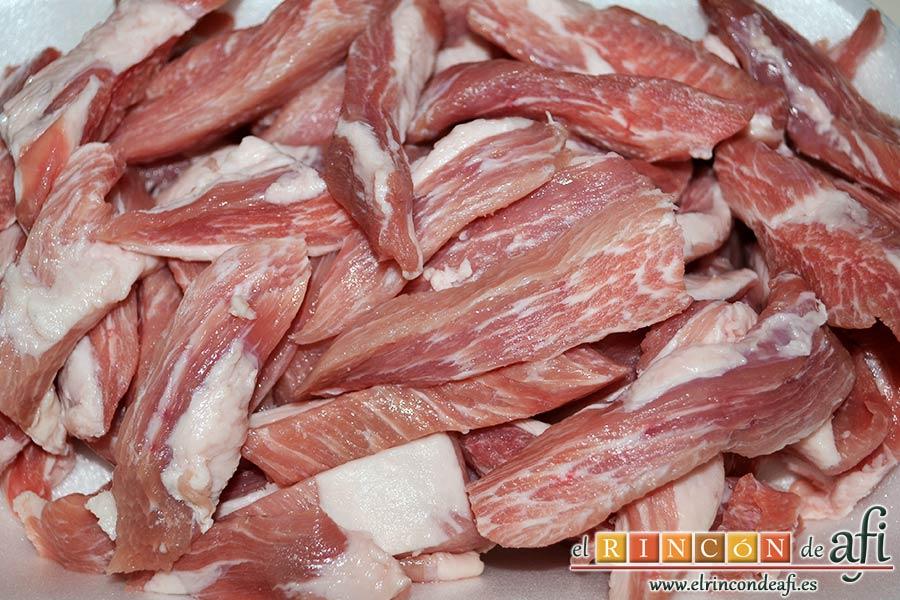 Wok de secreto ibérico con verduras al estilo asiático, cortar el secreto en tiras