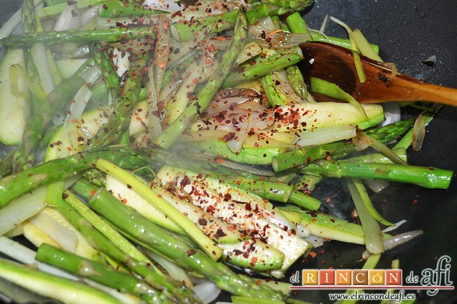Wok de secreto ibérico con verduras al estilo asiático, añadir las semillas de ají y removemos