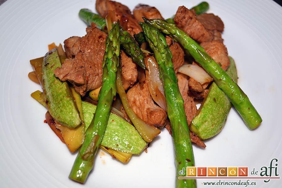 Wok de secreto ibérico con verduras al estilo asiático, sugerencia de presentación