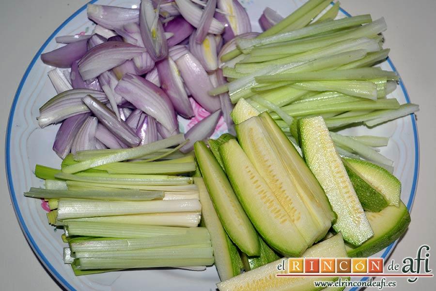 Wok de secreto ibérico con verduras al estilo asiático, picar las verduras en tiritas