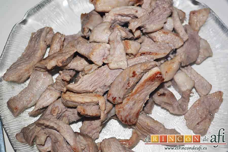 Wok de secreto ibérico con verduras al estilo asiático, cuando esté dorado, reservar