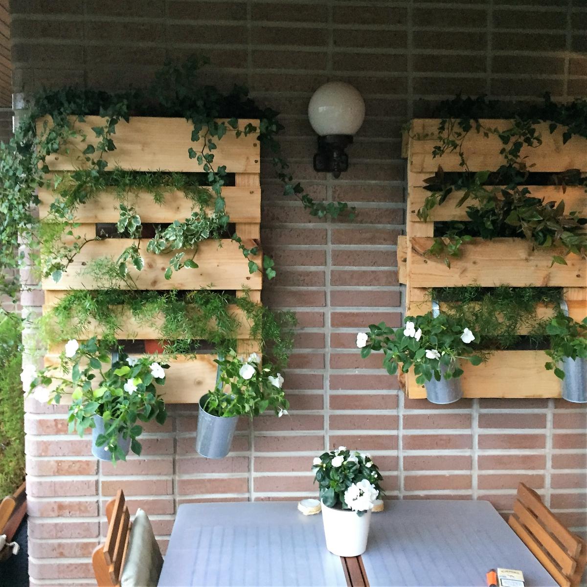 jardín vertical con palets