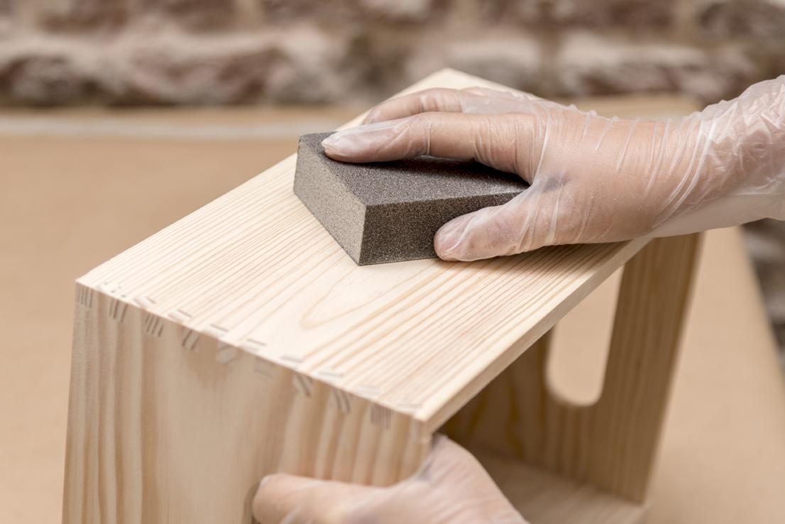 estanterias-con-cajas-de-madera-taller-diy-paso-1-lijar-las-cajas