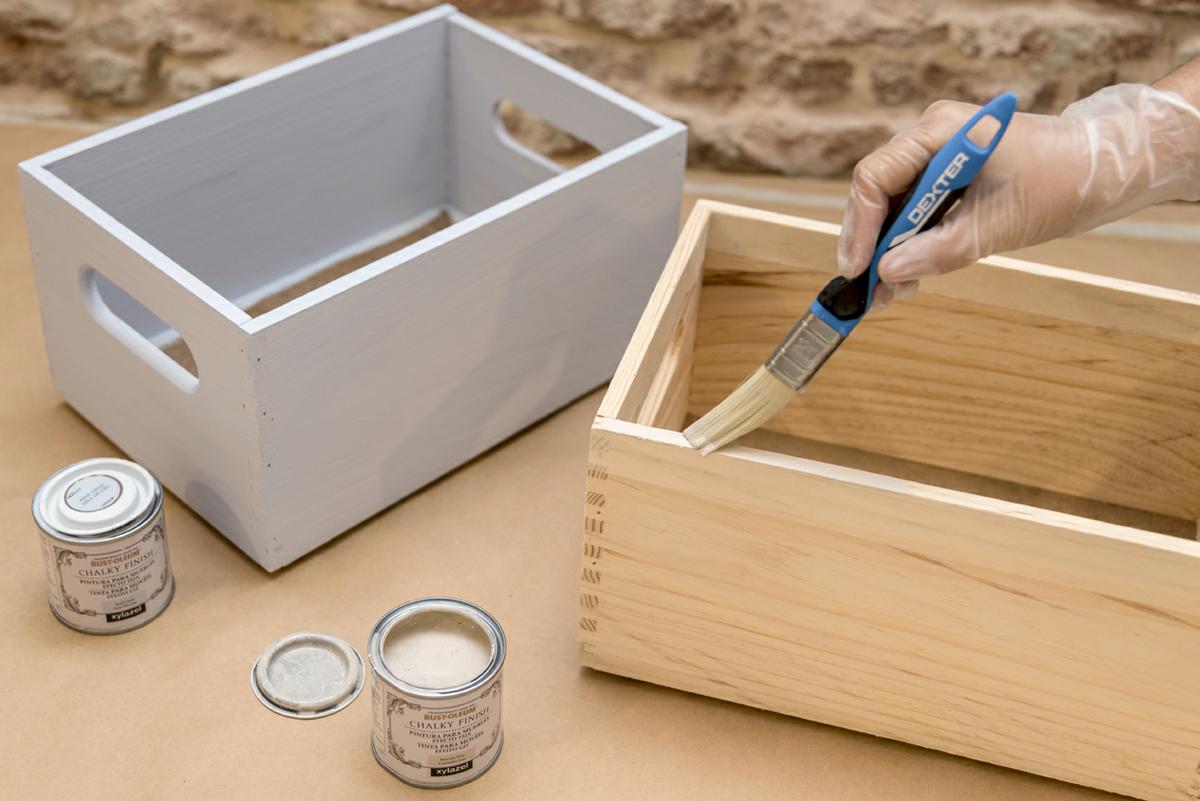 Estanterias con cajas de madera - Pintar la otra caja con chalk paint