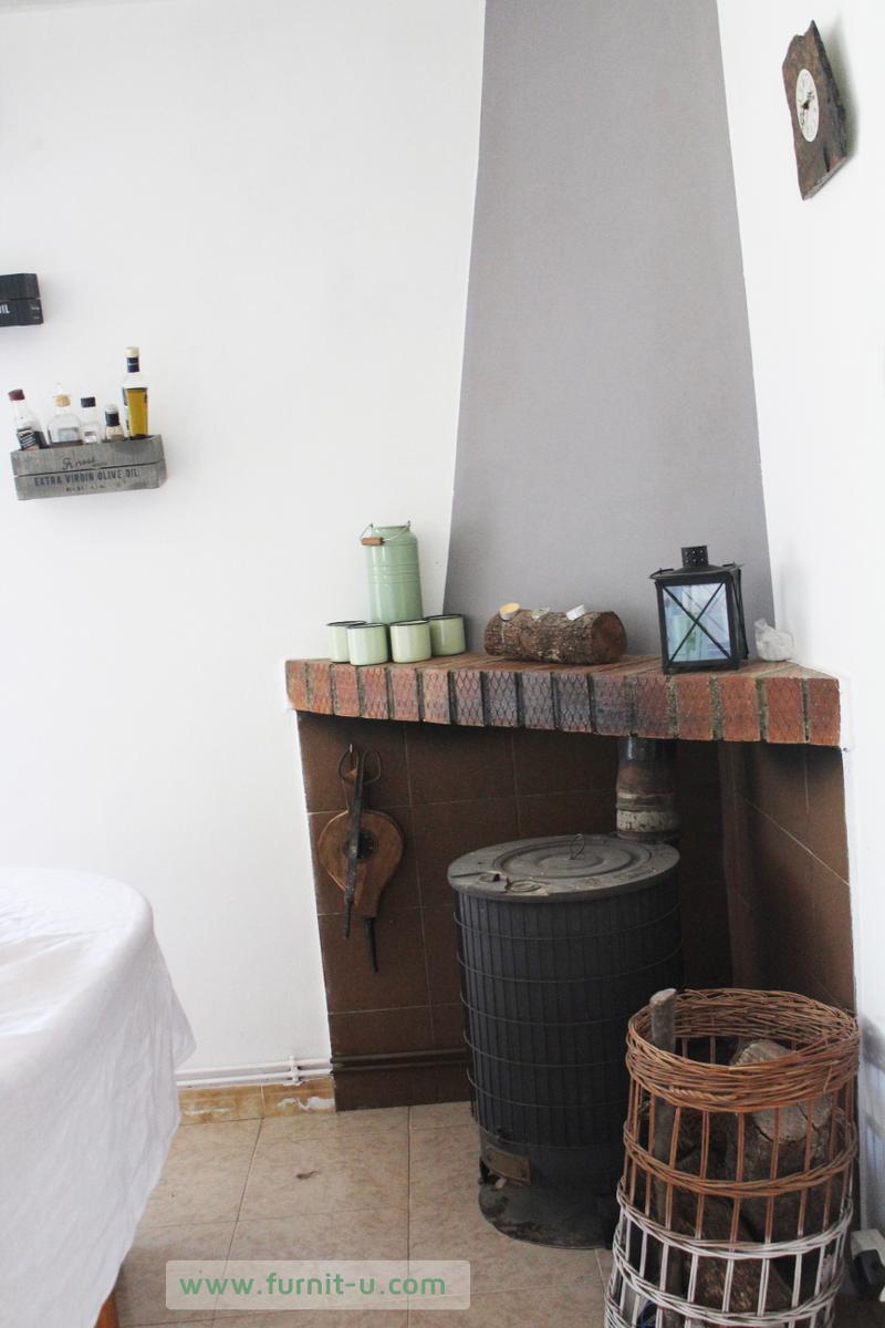 Decoracion de otoño - la chimenea y la leña