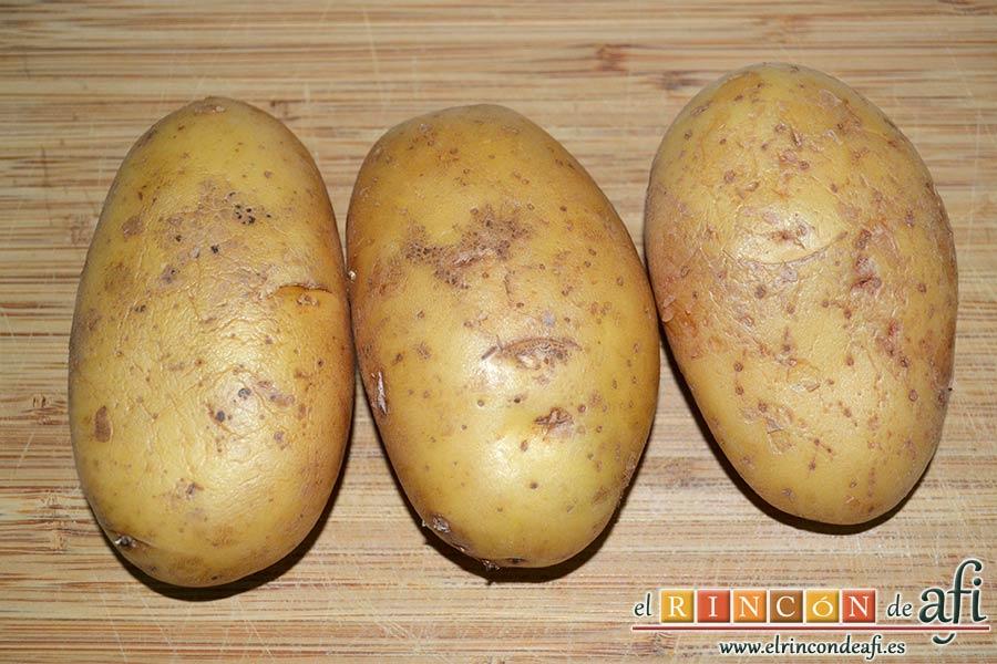 Papas al horno Hasselback, lavar bien las papas