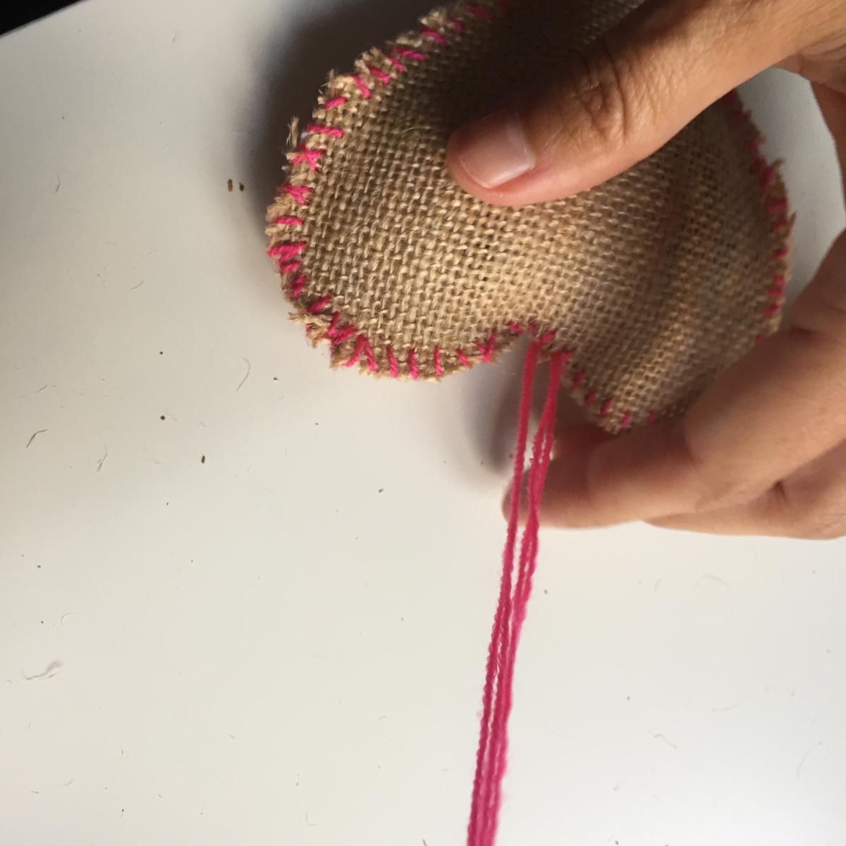 colocamos una cuerda en la parte superior para poderlo colgar