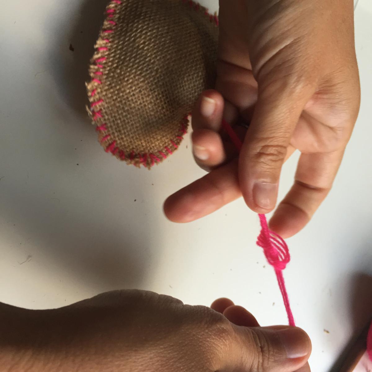 atamos un nudo y cortamos el resto