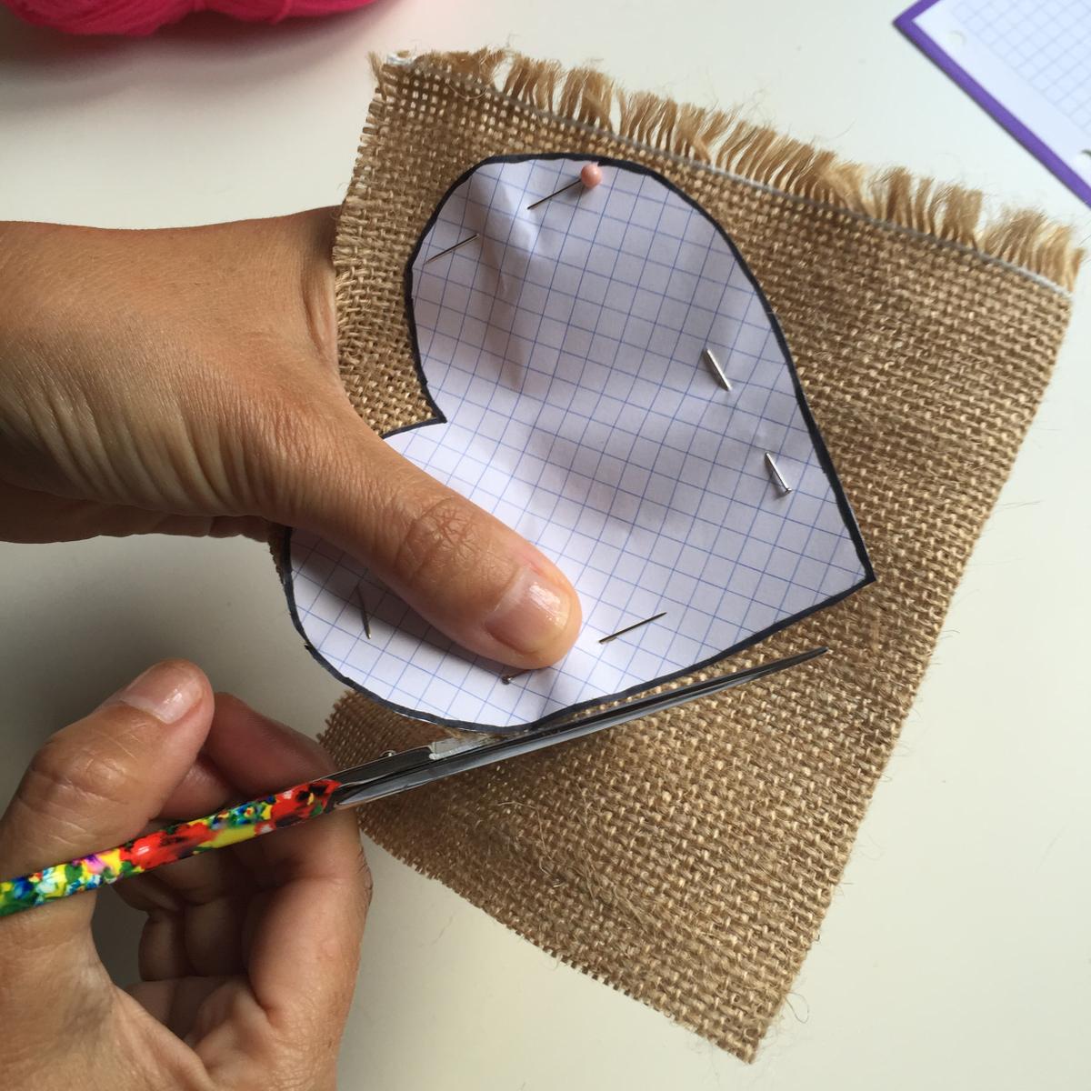 replicamos el patrón en la tela de saco