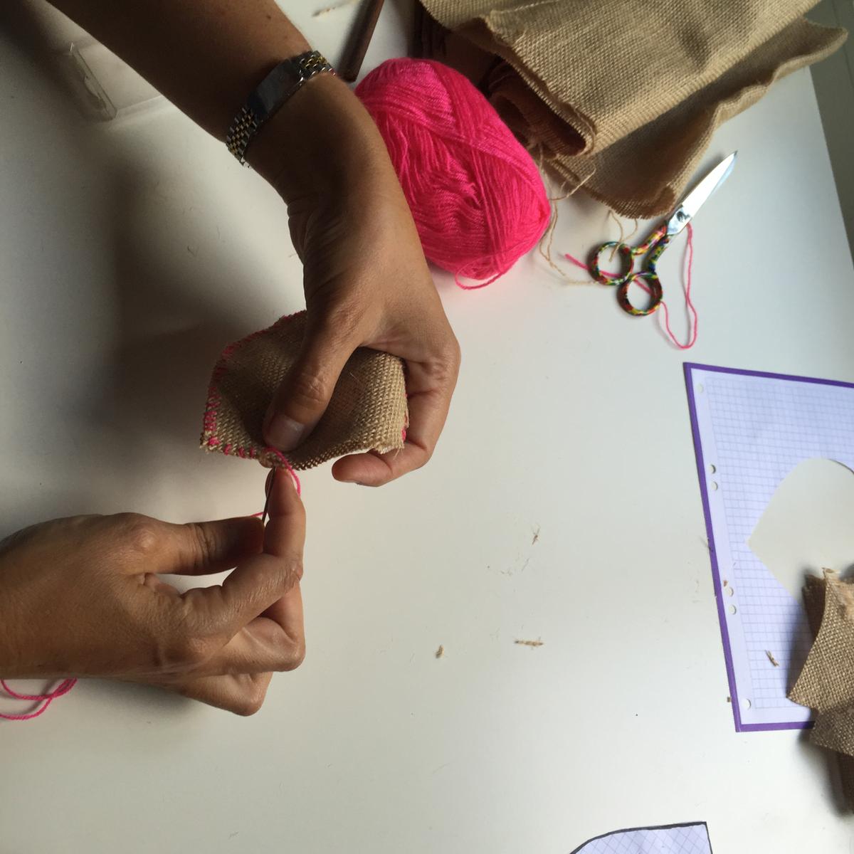 cosemos los dos corazones con lana fina