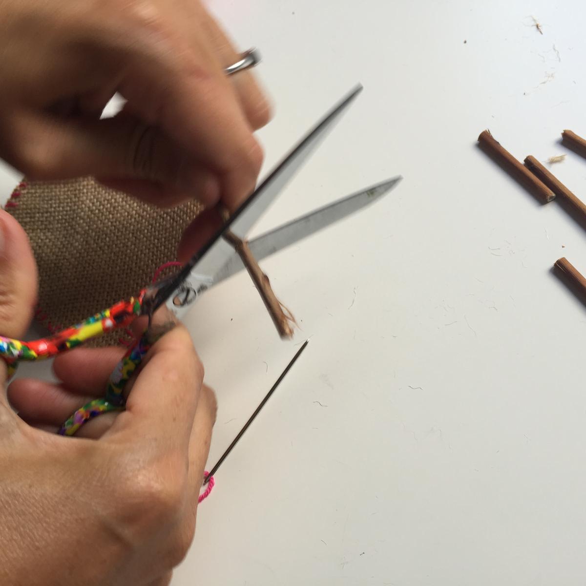 cortamos los palos en trozos pequeños