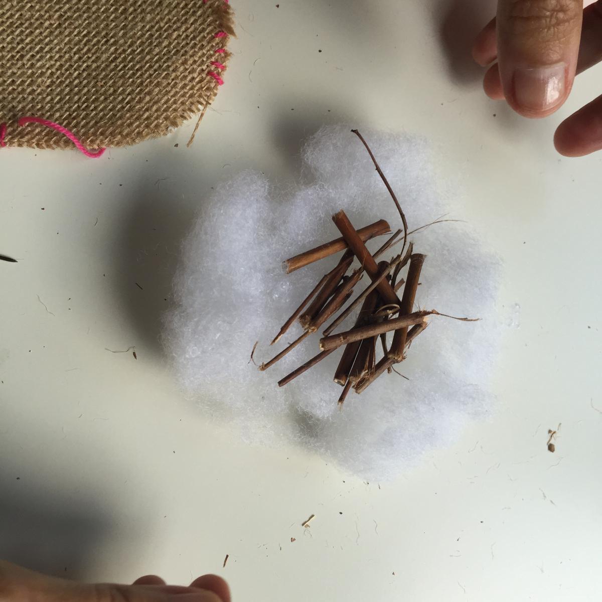 hacemos un nido con el algodón sintético