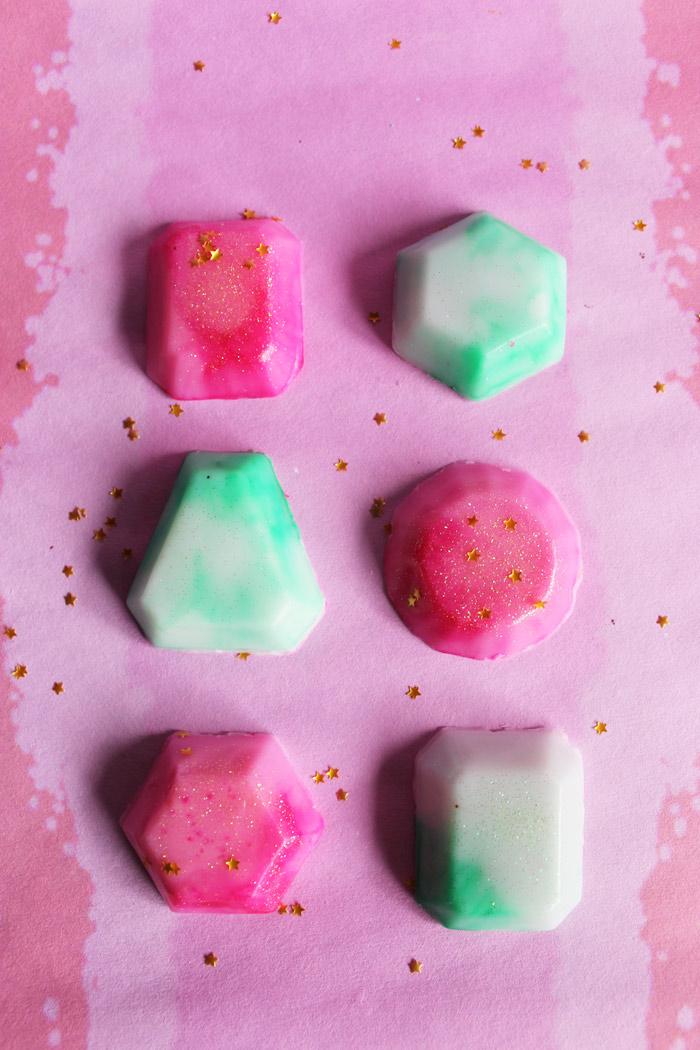 Coloridos jabones con forma de gemas