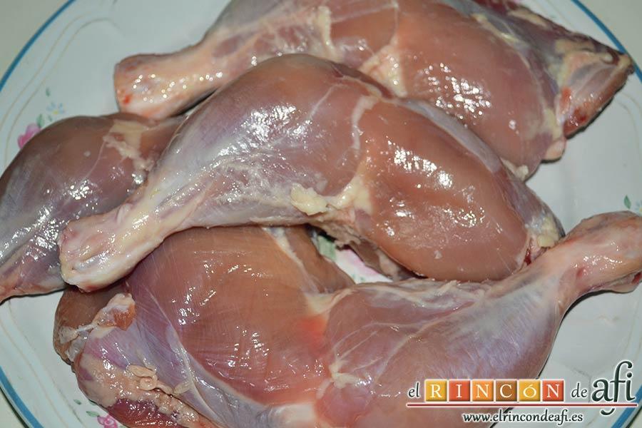 Muslos de pollo al curry con leche de coco y champiñones salteados, retirar la piel de los muslos y reservarlos