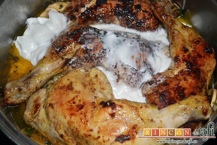 Muslos de pollo al curry con leche de coco y champiñones salteados, ponemos los muslos ya dorados sobre los champiñones y añadimos la leche de coco