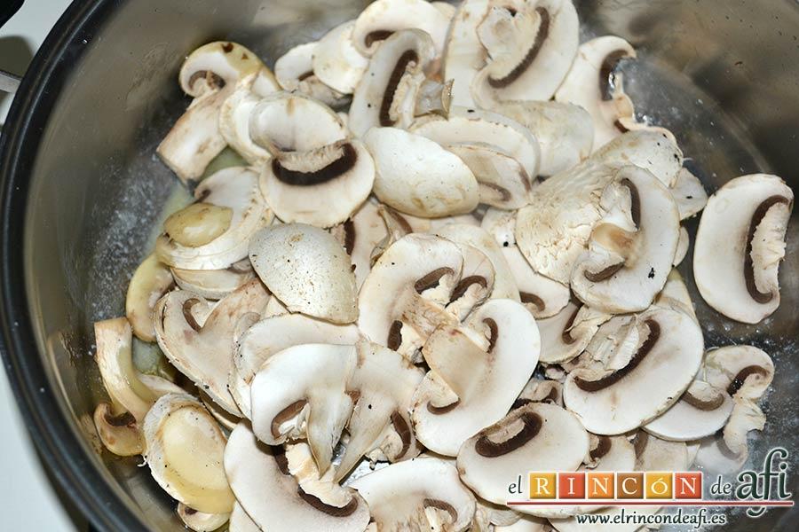 Muslos de pollo al curry con leche de coco y champiñones salteados, poner los champiñones a dorar