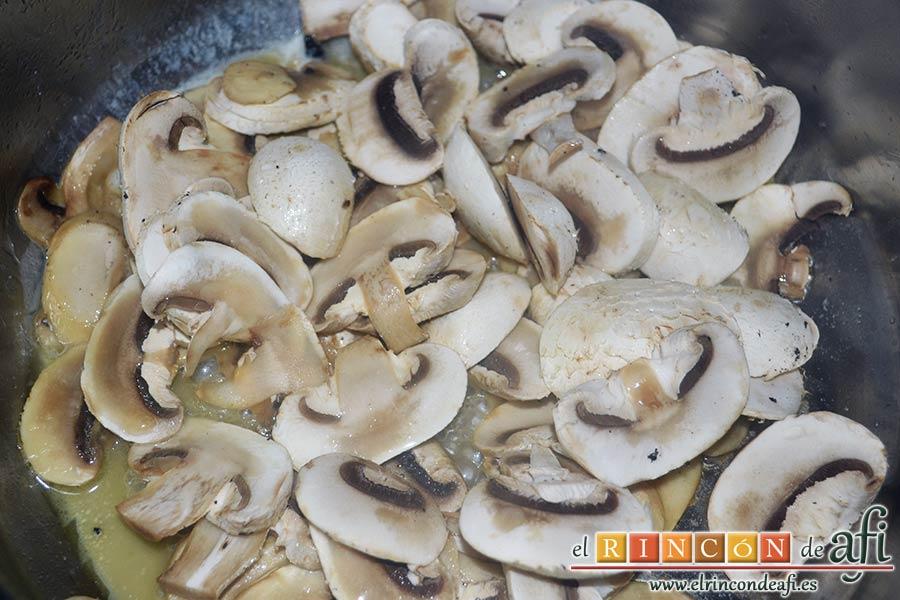 Muslos de pollo al curry con leche de coco y champiñones salteados, dejar cocer durante un rato