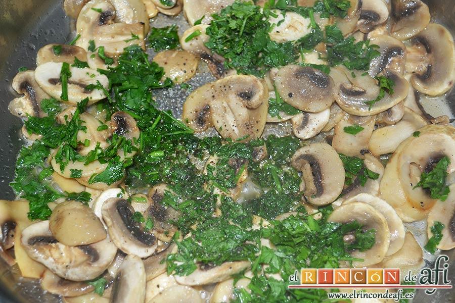 Muslos de pollo al curry con leche de coco y champiñones salteados, añadir el perejil picado, el zumo de limón y salpimentar