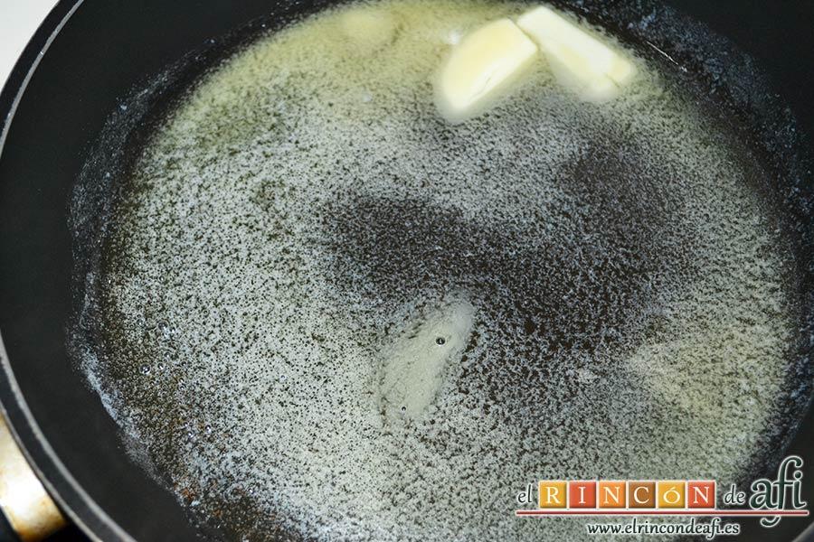 Muslos de pollo al curry con leche de coco y champiñones salteados, ponemos en una sartén el resto de la mantequilla y aceite de oliva