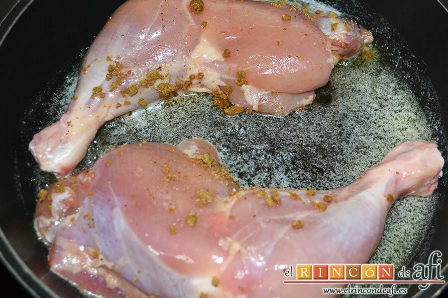 Muslos de pollo al curry con leche de coco y champiñones salteados, poner a dorar los muslos