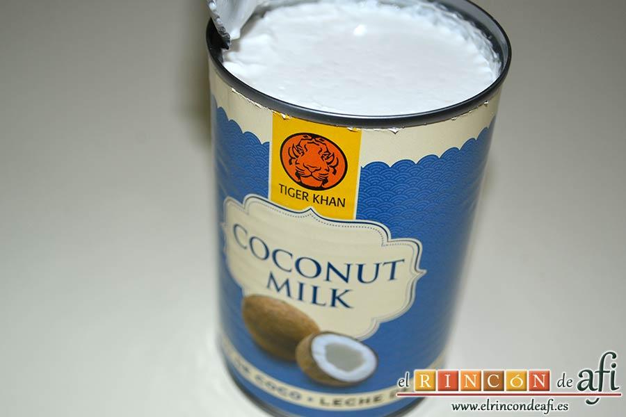 Muslos de pollo al curry con leche de coco y champiñones salteados, abrir la lata de leche de coco