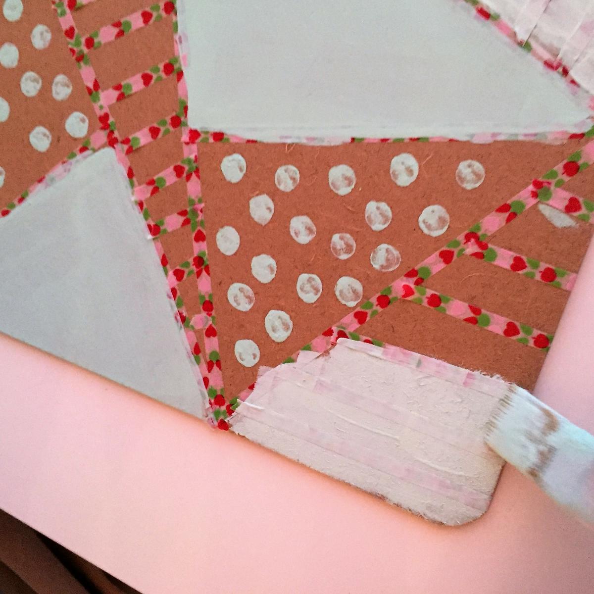 05-clipboard-personalizado-con-chalkpaint-pintamos-otros-triangulos-con-rayas-ayudandonos-del-washitape-para-hacer-las-lineas