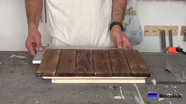 escuadrando la madera de palé para hacer la bandeja