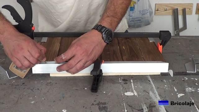 marcando el lugar donde perforar para poder sujetar la madera de palé