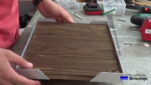 bandeja de comida terminada a falta de los pomos