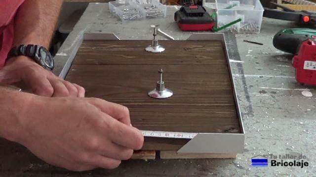 marcando el lugar donde colocar los pomos