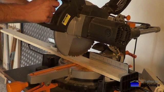 cortando la madera de palé