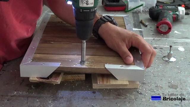 pasando una broca de cazoleta para insertar una arandela y la tuerca para sujetar el pomo