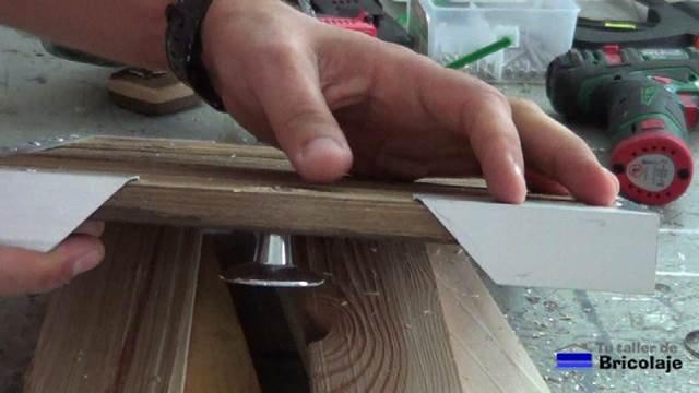 pomo instalado en la bandeja para llevar comida