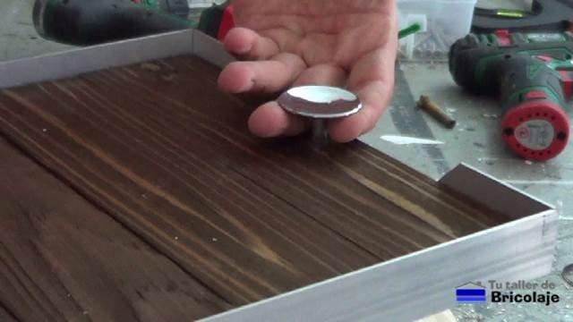 probando el pomo instalado en la bandeja para llevar comida