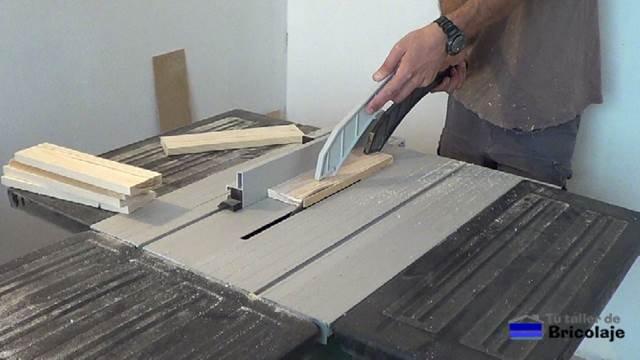 repasando la madera de palé para dejarla al mismo ancho