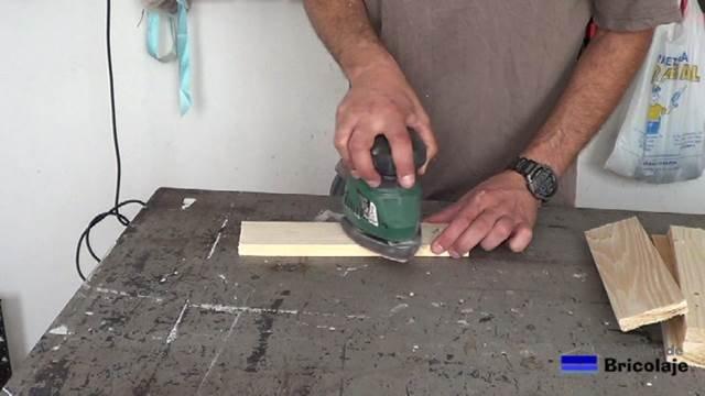 lijando la madera de palé
