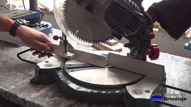 cortando a inglete los ángulos de aluminio