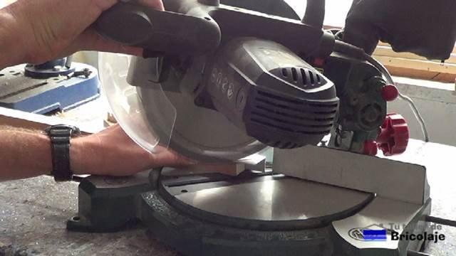 cortando los ángulos de aluminio