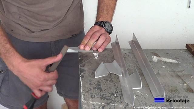 repasando la zona de rebabas generada por el corte de la ingletadora